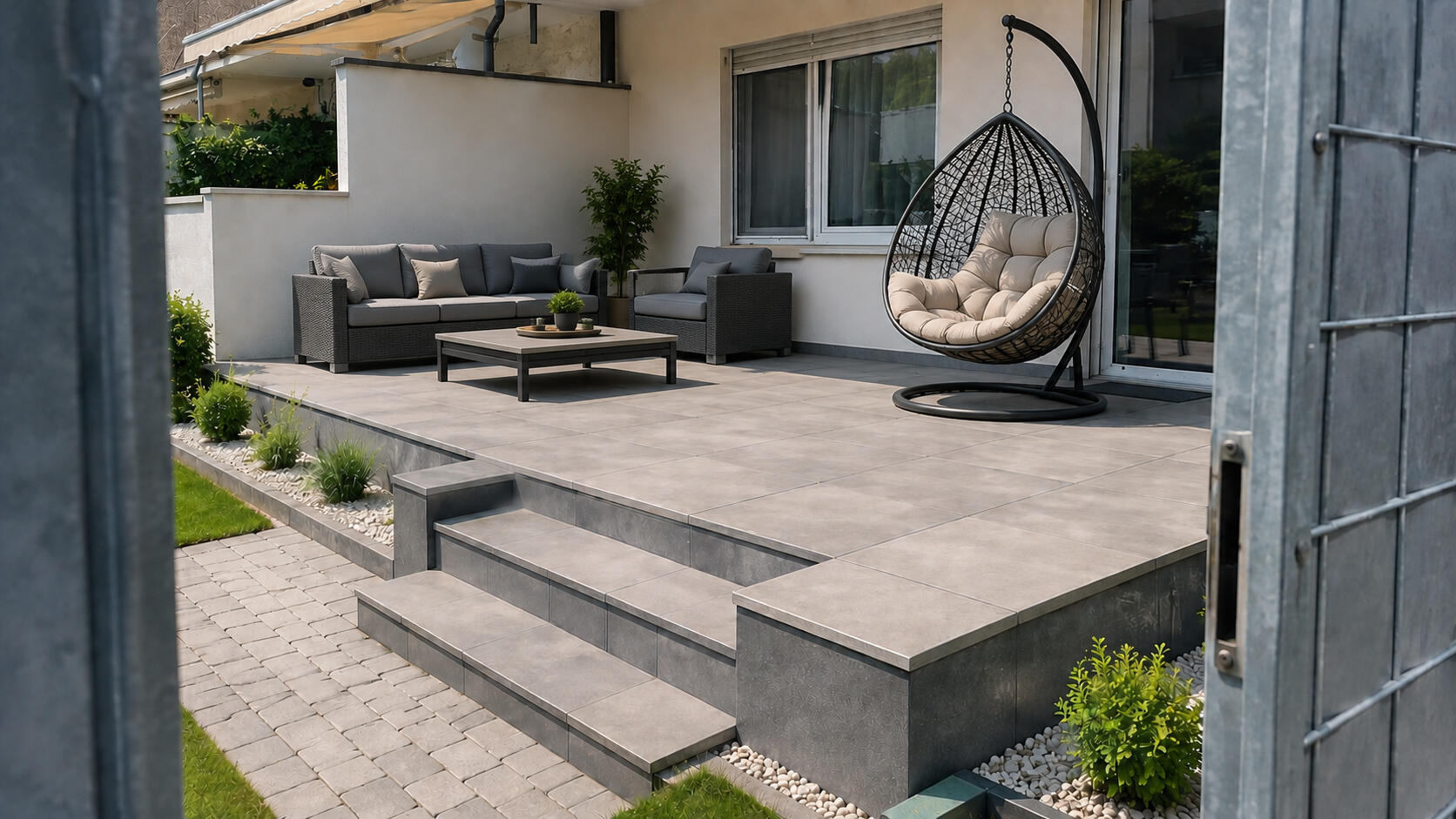 Terrassenbau im sonnigen Garten