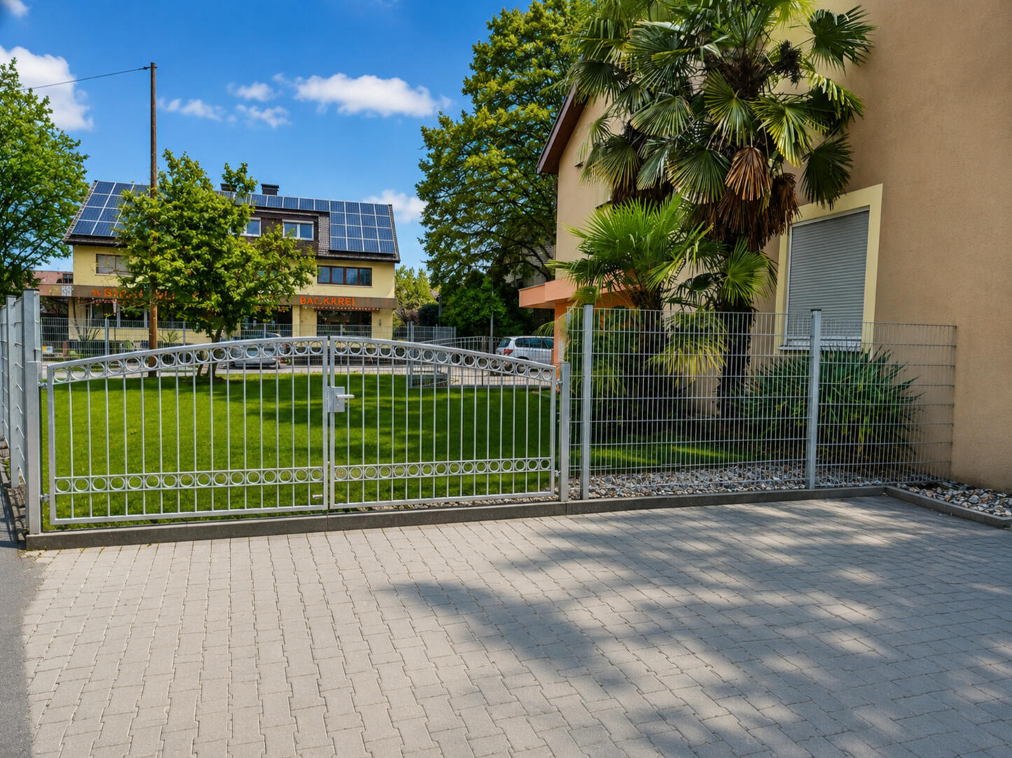 Montage eines modernen Gartenzauns