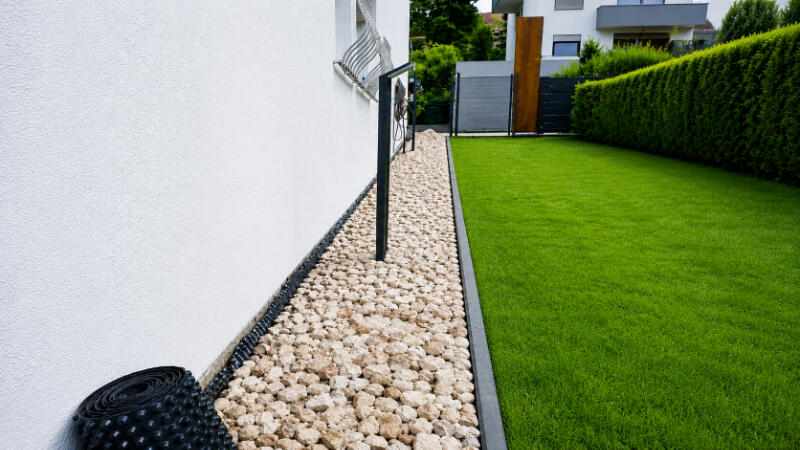 Rollrasen verlegen Rasenverlegung im sonnigen Garten
